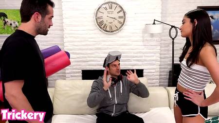 Изголодавшаяся секса сучка изменяет бойфренду с тренером по йоге