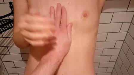 Трахнул в душевой кабинке симпатичную девчонку с маленькой грудью