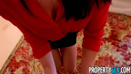 Стройная брюнетка прибалдела на члене страстного ухажера