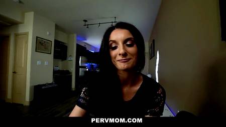 Парень оприходовал влажную щель зрелой брюнетки от первого лица