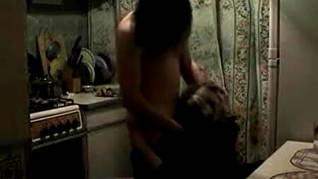 Мамка прибухнула с сыном и занялась сексом на кухне