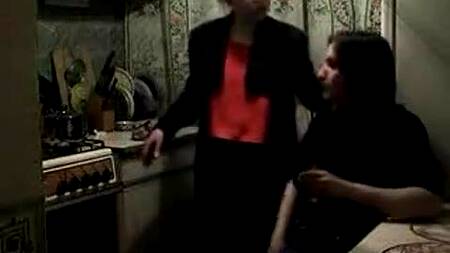 Мамка прибухнула с сыном и занялась сексом на кухне