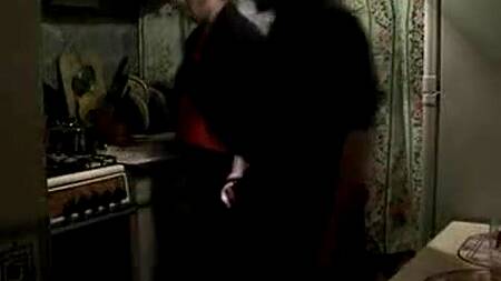 Мамка прибухнула с сыном и занялась сексом на кухне