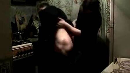 Мамка прибухнула с сыном и занялась сексом на кухне