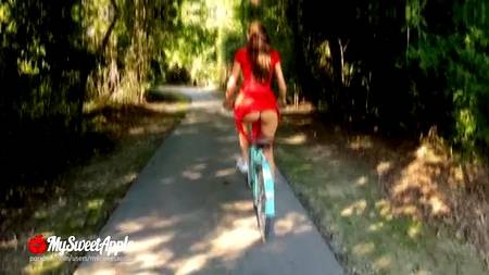 Пацан смачно кончил на мордашку брюнетки оттраханной в парке