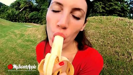 Пацан смачно кончил на мордашку брюнетки оттраханной в парке