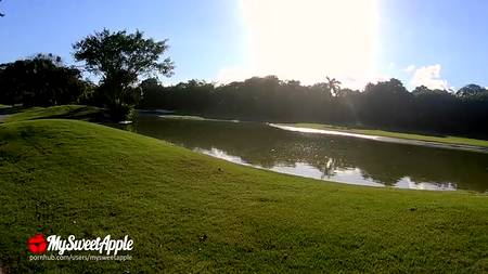 Пацан смачно кончил на мордашку брюнетки оттраханной в парке