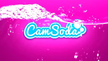 Длинноногая красавца мастурбирует негритосу пульсирующий черный член