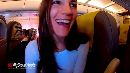 Безотказная подруга отсасывает парню в самолете по среди рейса