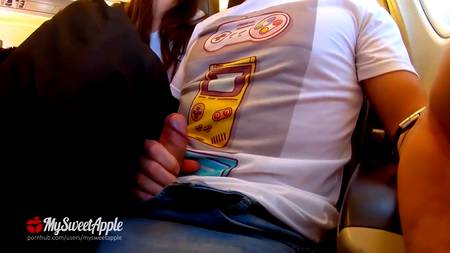 Безотказная подруга отсасывает парню в самолете по среди рейса