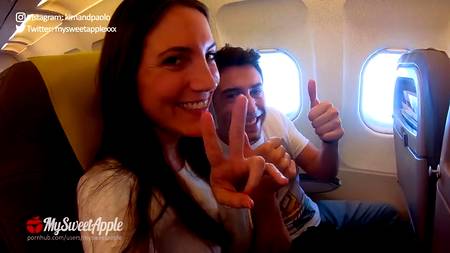 Безотказная подруга отсасывает парню в самолете по среди рейса