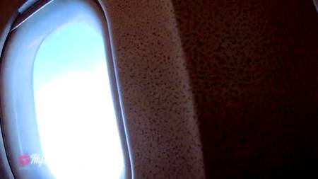 Безотказная подруга отсасывает парню в самолете по среди рейса