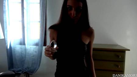 Взял за волосы и страстно трахнул в задницу стонущую брюнетку