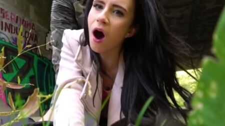 Симпатичная провинциалка трахнулась за деньги днем на улице