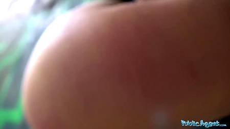 Симпатичная провинциалка трахнулась за деньги днем на улице