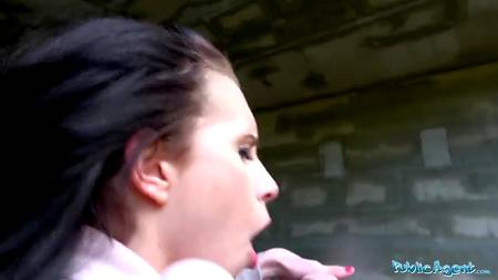 Симпатичная провинциалка трахнулась за деньги днем на улице