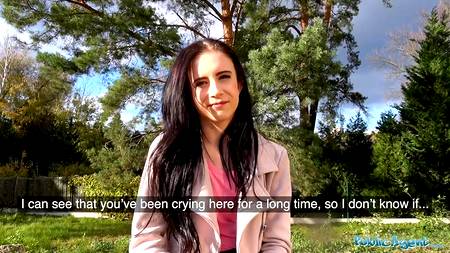 Симпатичная провинциалка трахнулась за деньги днем на улице