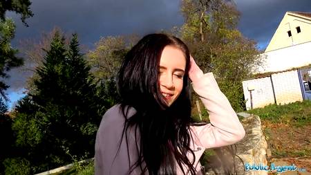 Симпатичная провинциалка трахнулась за деньги днем на улице