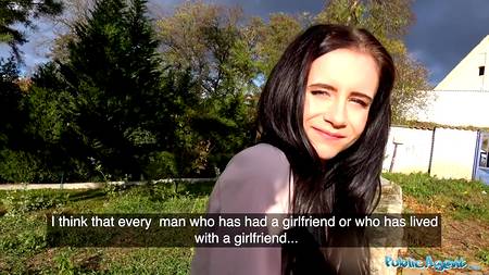 Симпатичная провинциалка трахнулась за деньги днем на улице