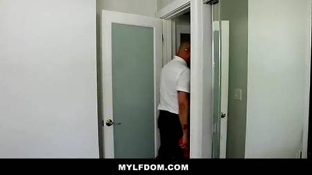 Бритоголовый качок отхлестал и трахнул рыжеволосую зрелую сучку