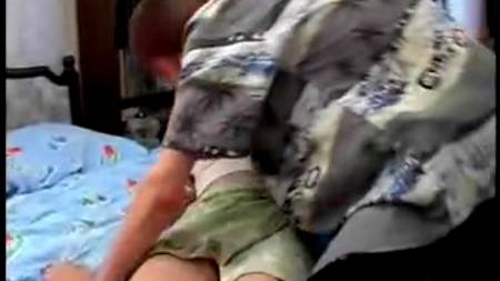 Олег любит трахать Вику в попу