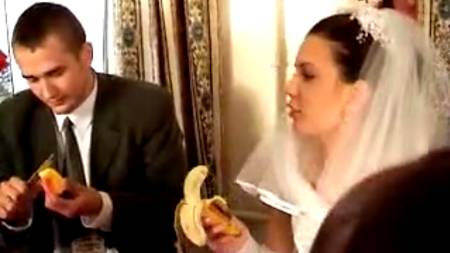 Первая брачная ночь у новоиспеченной супружеской пары