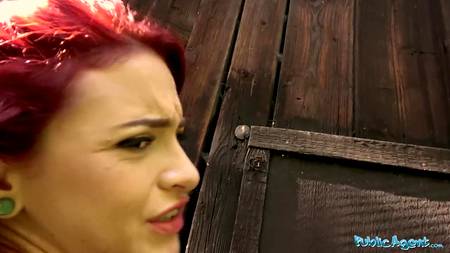 Порно агент заплатил за секс с рыжей бестией днем в парке