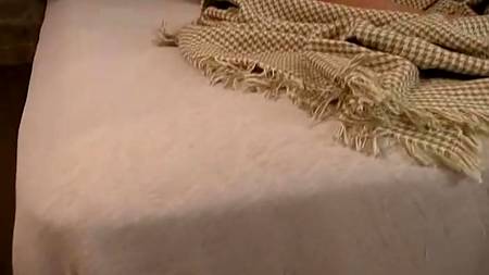 Возит членом по губам