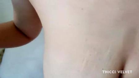 Блонда гоняет лысого натуральными сиськами до полного удовлетворения