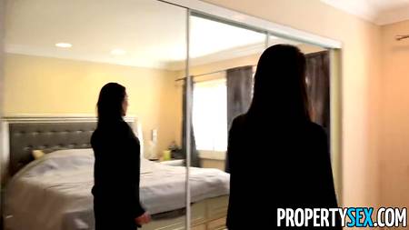 Горячая краля классно сосет пухлыми губками перед тем как дать в пизду