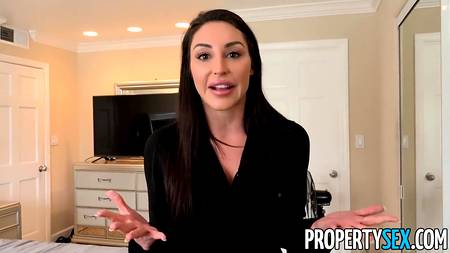 Горячая краля классно сосет пухлыми губками перед тем как дать в пизду