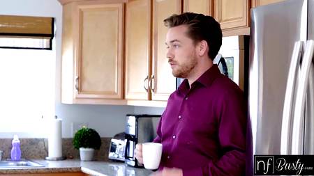 Кончил на шикарные сиськи ухоженной девушке в черных чулках