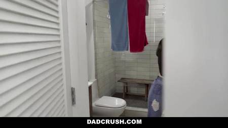 Вышла из душа и запрыгнула на толстый пенис похотливого самца