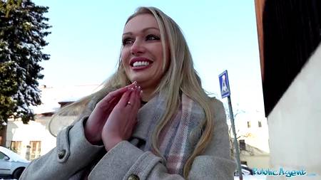 Роскошная блонда наслаждается кастингом с опытным пихарем