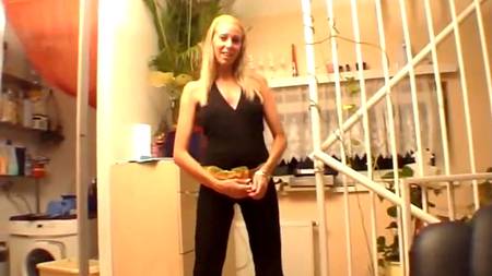 Девка любит соблазнять своей попой