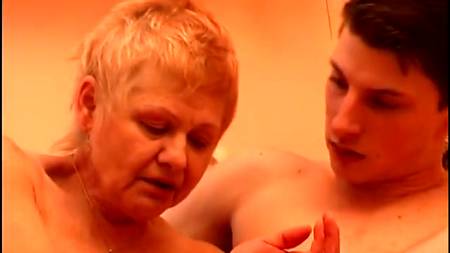 Бабка буквально заездила молодого