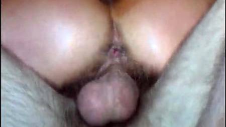 Сочная дама обслуживает сразу троих парней