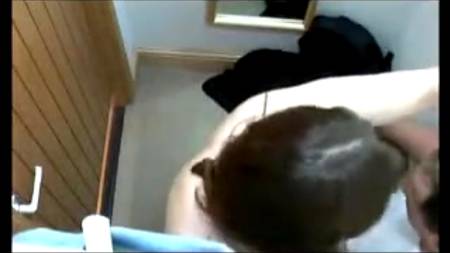 Зрелая женщина обожает дарить соседу оральный кайф