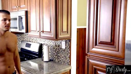 Красивое порно с грудастой блондинкой на хую крепкого мужичка