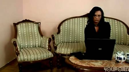 Клиентка отсасывает у телохранителя