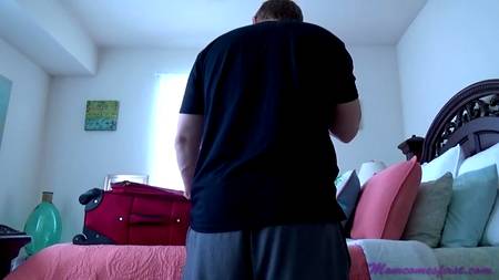 Зрелая сучка соблазнила молодого парня и страстно оттрахала