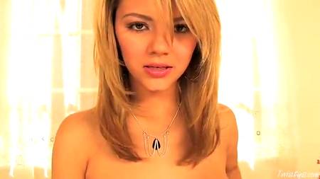 Блондинка за приятными занятиями