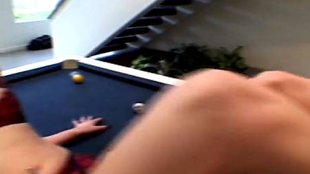У мужика есть фетиш - дрочка ногами на бильярдном столе