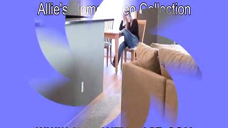 Телка треплется по телефону и дрочит член