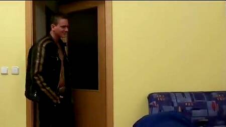 Зрелка с волосатой пиздой зовет к себе молодого парня на еблю