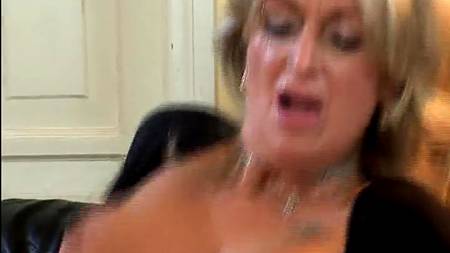 Хорошая дамочка с молодым жеребцом