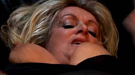 Хорошая дамочка с молодым жеребцом