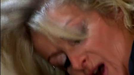 Хорошая дамочка с молодым жеребцом