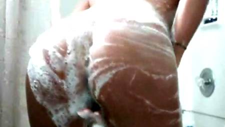 Помылась перед камерой