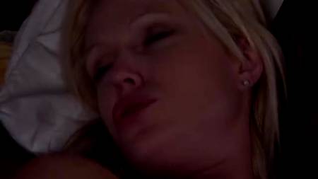 Блондинка трахает страпоном мужика